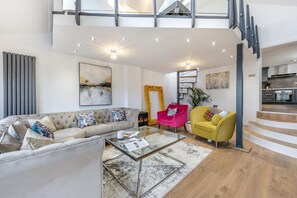 TV, fireplace - 4 Bed in Milford Haven (oc-y30370) (Black Bridge)