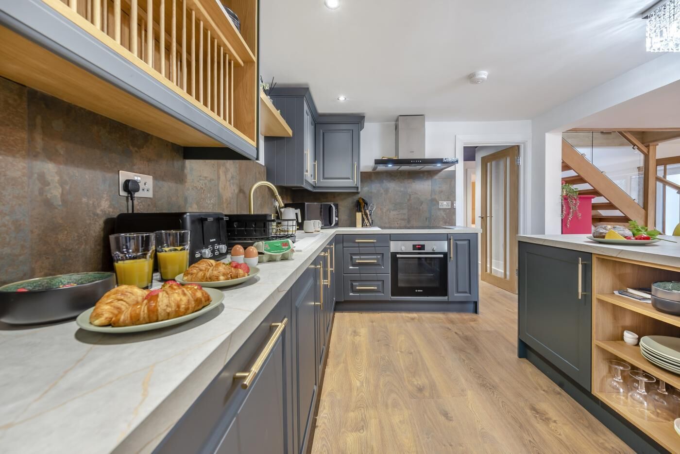 Micro-ondes, four, lave-vaisselle, chaise haute