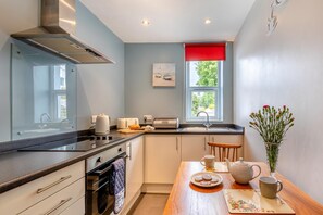 Microwave, oven, cookware/dishes/utensils - 1 Bed in Teignmouth (oc-f29378) (Teignmouth)