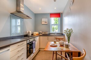 Microwave, oven, cookware/dishes/utensils - 1 Bed in Teignmouth (oc-f29378) (Teignmouth)