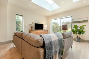 TV - 5 Bed in Corfe Castle (oc-r30456) (Corfe Castle)