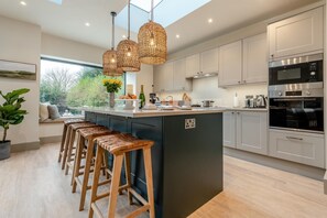 Microwave, oven, dishwasher, high chair - 5 Bed in Corfe Castle (oc-r30456) (Corfe Castle)