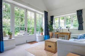 TV, fireplace - 3 Bed in Uploders (oc-g30276) (Uploders)