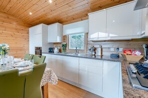 Four à micro-ondes, un four, lave-vaisselle, chaise haute