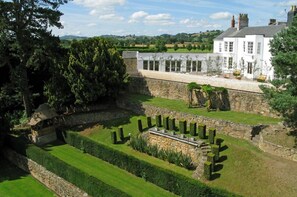 المنطقة المحيطة بالمنشأة