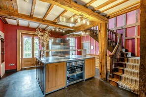 ميكروويف، فرن، غسالة أطباق، كرسي للأطفال