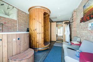 Lobby - 2 Bed in Feock (oc-s30418) (Feock)