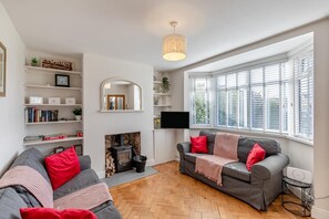 TV, fireplace - 3 Bed in Oxford (oc-c30461) (Oxford)
