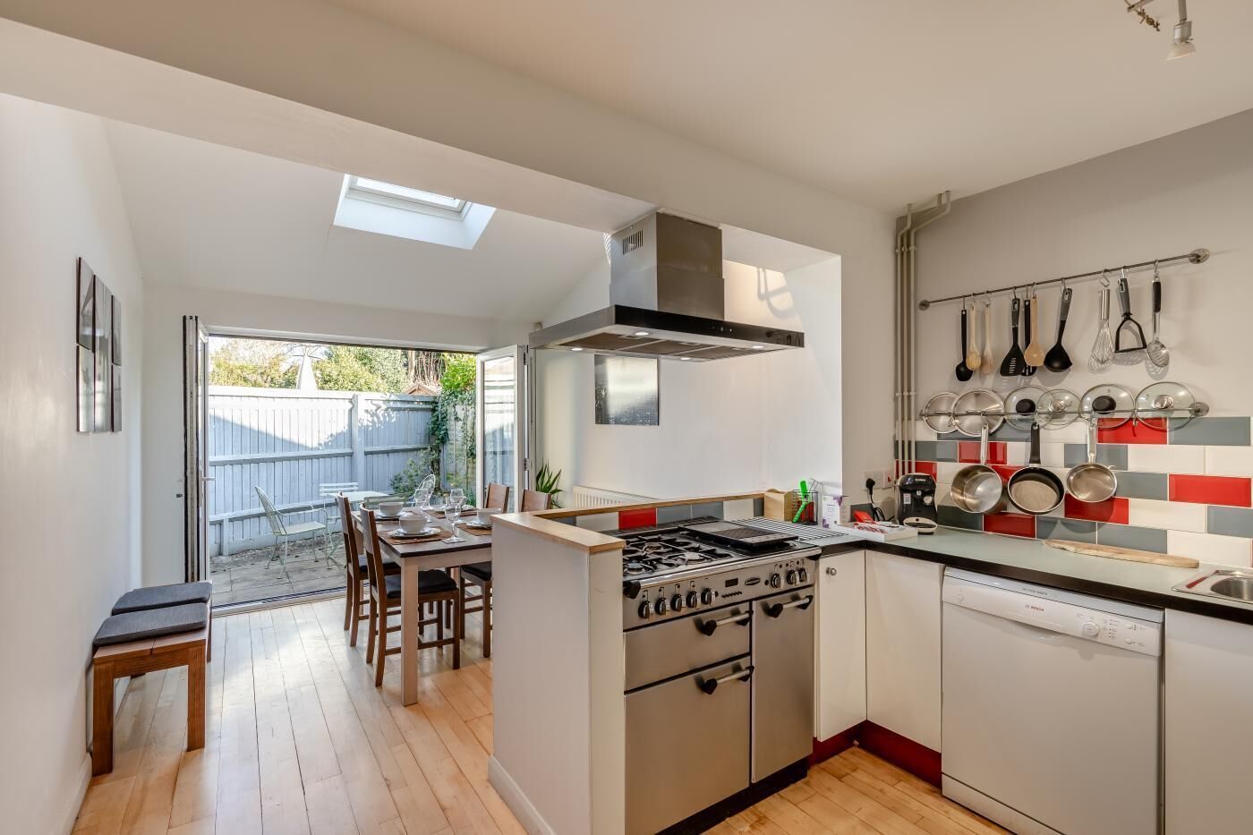 Microondas, horno, lavavajillas y utensilios de cocina 