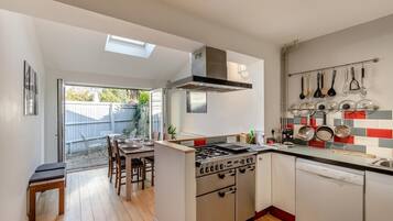 Microwave, oven, dishwasher, cookware/dishes/utensils