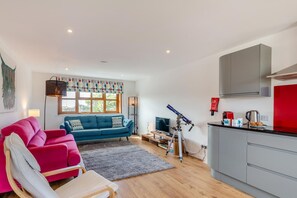 TV - 3 Bed in St. Just (oc-t30454) (Saint Just)