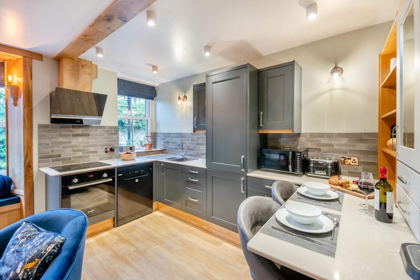 Mikrowelle, Ofen, Geschirrspüler, Kochgeschirr/Geschirr/Besteck