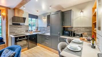 Microwave, oven, dishwasher, cookware/dishes/utensils