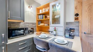 Microwave, oven, dishwasher, cookware/dishes/utensils
