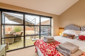 Planxa i posts de planxar, wifi gratuïta i roba de llit 