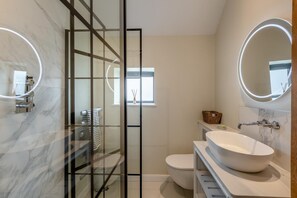 Towels - 4 Bed in Peasmarsh (oc-o30350) (Peasmarsh)
