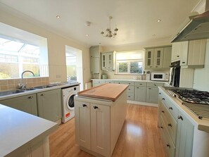 Microwave, oven, high chair, cookware/dishes/utensils - 2 Bed in Brighstone (oc-n30464) (Brighstone)