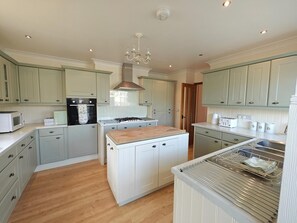 Microwave, oven, high chair, cookware/dishes/utensils - 2 Bed in Brighstone (oc-n30464) (Brighstone)