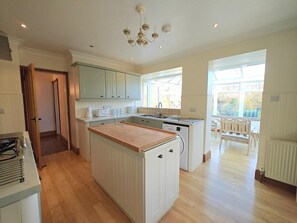 Microwave, oven, high chair, cookware/dishes/utensils - 2 Bed in Brighstone (oc-n30464) (Brighstone)