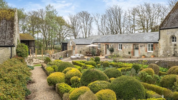 A stone building with a garden in front. - 3 Bed in Whitwell (oc-d30478) (Godshill)