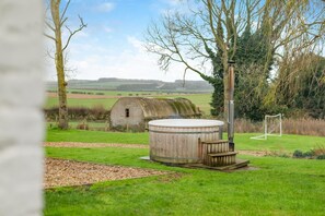Outdoor spa tub - 6 Bed in Rudston (oc-s30441) (Rudston)