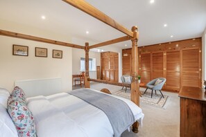 Iron/ironing board, travel cot, free WiFi, bed sheets - 6 Bed in Rudston (oc-s30441) (Rudston)