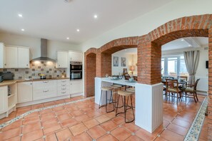 Microwave, oven, dishwasher, high chair - 6 Bed in Rudston (oc-s30441) (Rudston)