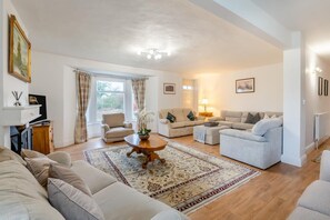 TV, fireplace - 6 Bed in Rudston (oc-s30441) (Rudston)