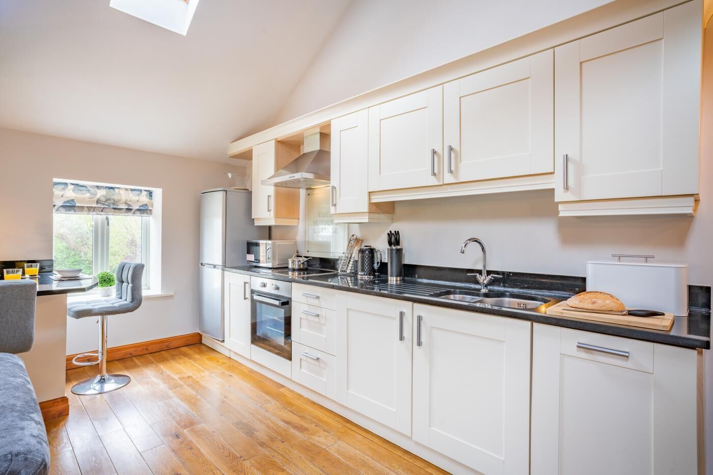 Ofen, Geschirrspüler, Hochstuhl, Kochgeschirr/Geschirr/Besteck