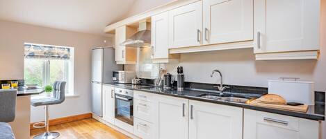 Four, lave-vaisselle, chaise haute