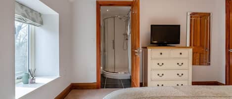 Iron/ironing board, travel cot, free WiFi, bed sheets