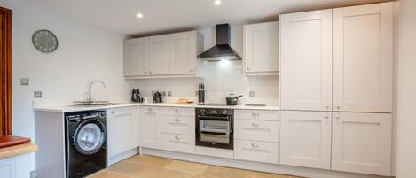 Four, lave-vaisselle, chaise haute