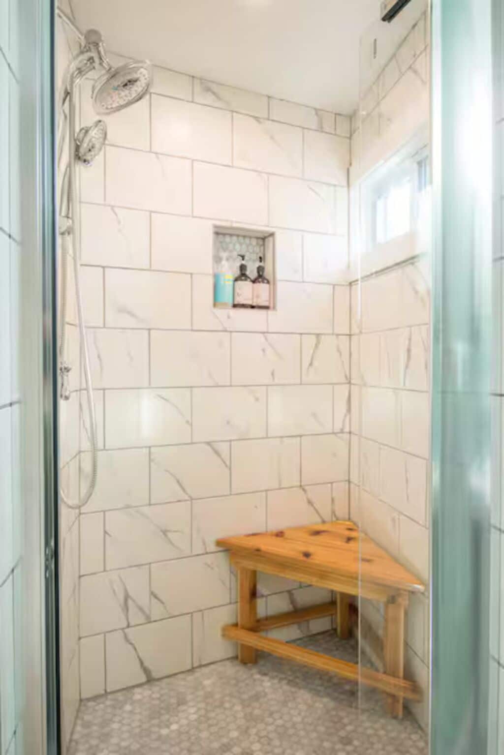 Dusch, handdukar, tvål och toalettpapper