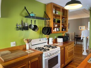 Private kitchen - Cozy West End apartment (Portland)