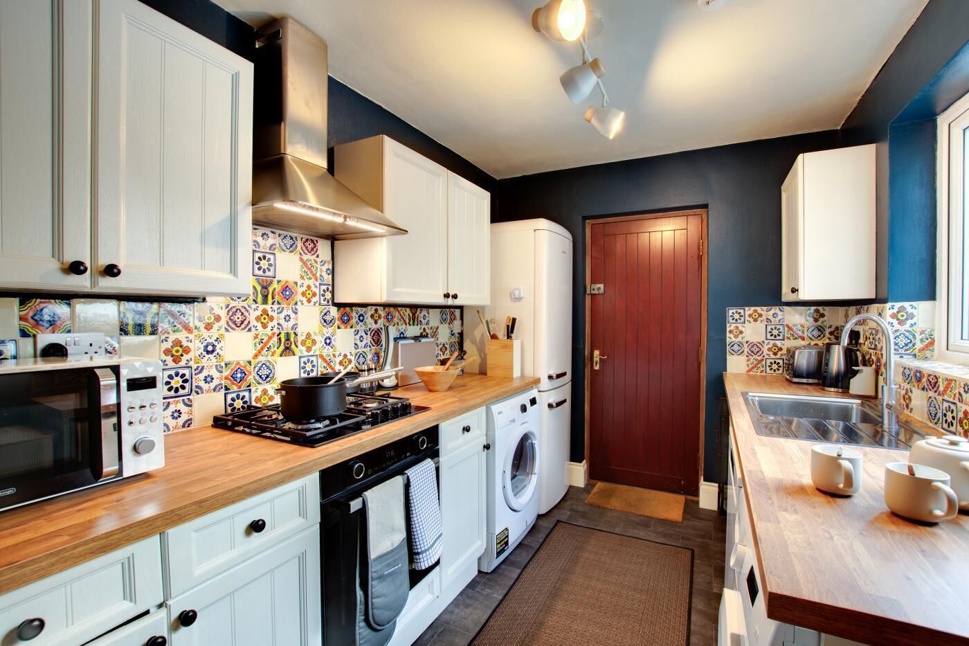 Microondas, horno, lavavajillas y periquera 