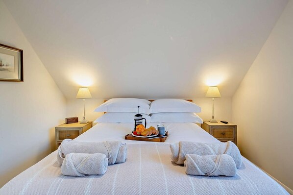 Tabla de planchar con plancha, wifi gratis y ropa de cama 