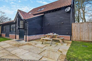 Outdoor dining - 2 Bed in Wickhambrook (oc-b30507) (Wickhambrook)