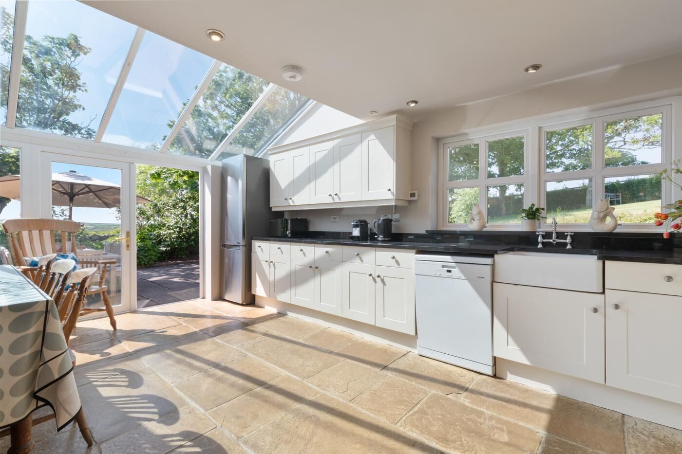 Micro-ondas, fogão, lava-louças, cadeirão de bebê