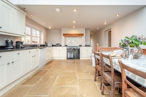 Microwave, oven, dishwasher, high chair - 4 Bed in St. Brides (oc-h30490) (Saint Brides)