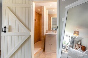 2 bedrooms, travel cot, free WiFi, bed sheets - 2 Bed in St. Brides (oc-s30491) (Saint Brides)