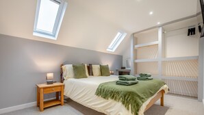 A bedroom with a bed, bedside table, lamp, and a built-in wardrobe. - 2 Bed in Padstow (oc-t30497) (Padstow)