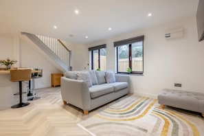 TV - 2 Bed in Padstow (oc-t30497) (Padstow)