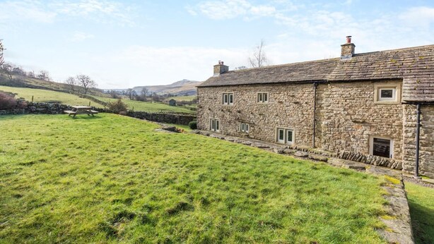 A stone house with a grassy yard and a stone wall. - 4 Bed in Mallerstang (oc-s22487) (Mallerstang)