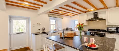 Mikrobølgeovn, ovn, opvaskemaskine, højstol