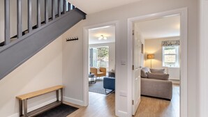 Trappe op til et opholdsrum med en sofa og en lampe.
