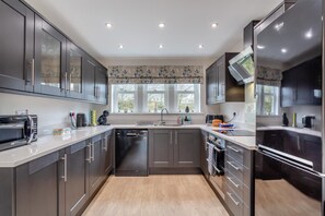 Microwave, oven, dishwasher, cookware/dishes/utensils - 3 Bed in Middlesmoor (oc-w30366) (Middlesmoor)