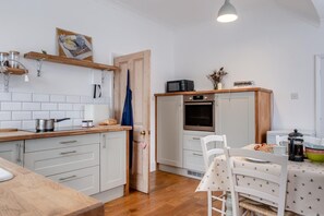 Microwave, oven, cookware/dishes/utensils - 3 Bed in Brighstone (oc-r30510) (Brighstone)