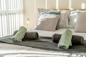 Iron/ironing board, free WiFi, bed sheets - 2 Bed in Penclawdd (oc-g30492) (Pen-clawdd)