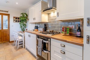 ميكروويف، فرن، غسالة أطباق، مستلزمات طهي/أطباق/أوعية