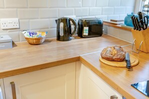 Microwave, oven, cookware/dishes/utensils - 2 Bed in Rydal (oc-s30538) (Rydal)
